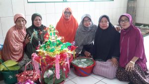 Ibu-ibu majelis taklim berpose di depan ember Maulid berhias telur warna-warni (foto : Nur Terbit)