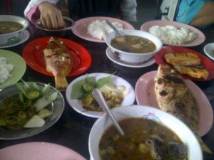 Coto Makassar dan ikan bakar, tidak pernah hilang di meja makan masyarakat Bugis-Makassar (foto Nur Terbit)