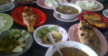 Coto Makassar dan ikan bakar, tidak pernah hilang di meja makan masyarakat Bugis-Makassar (foto Nur Terbit)
