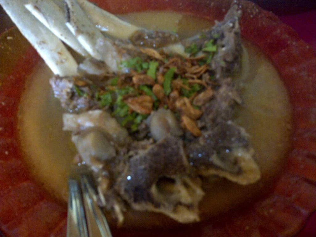 Selain Coto Makassar dan ikan bakar, juga Sop Konro tidak pernah hilang di meja makan masyarakat Bugis-Makassar (foto Nur Terbit)