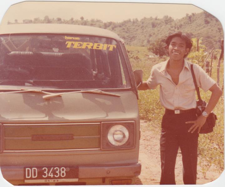 Sebagai wartawan koresponden Harian Terbit - Pos Kota Perwakilan Sulawesi, menjelajah pelosok desa di Sulawesi Selatan dengan kendaraan operasional Harian Terbit. (dok Nur Terbit)