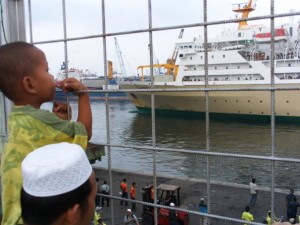 Kapal laut Pelni siap sandar di dermaga pelabuhan Tanjung Priok, Jakarta Utara (foto: Nur Terbit)