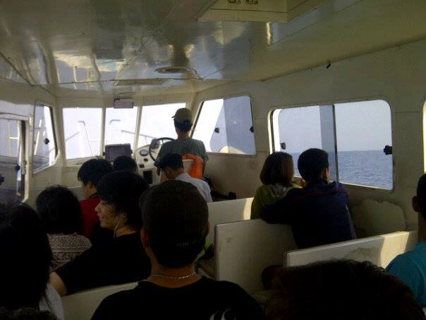 Di atas kapal dari jakarta menuju Pulau Seribu (foto : Nur Terbit)