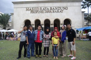 Kondisi Masjid Raya Bandung sebelum halamannya dihijaukan seperti lapangan bola (foto dok Nur Terbit)