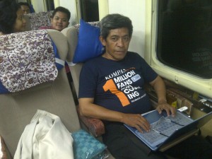 Di atas kereta api Argo Lawu, Gambir Jakarta - Solo Balapan Surakarta, pekerjaan sebagai editor media online pun tetap harus dilakoni (foto dok pribadi)