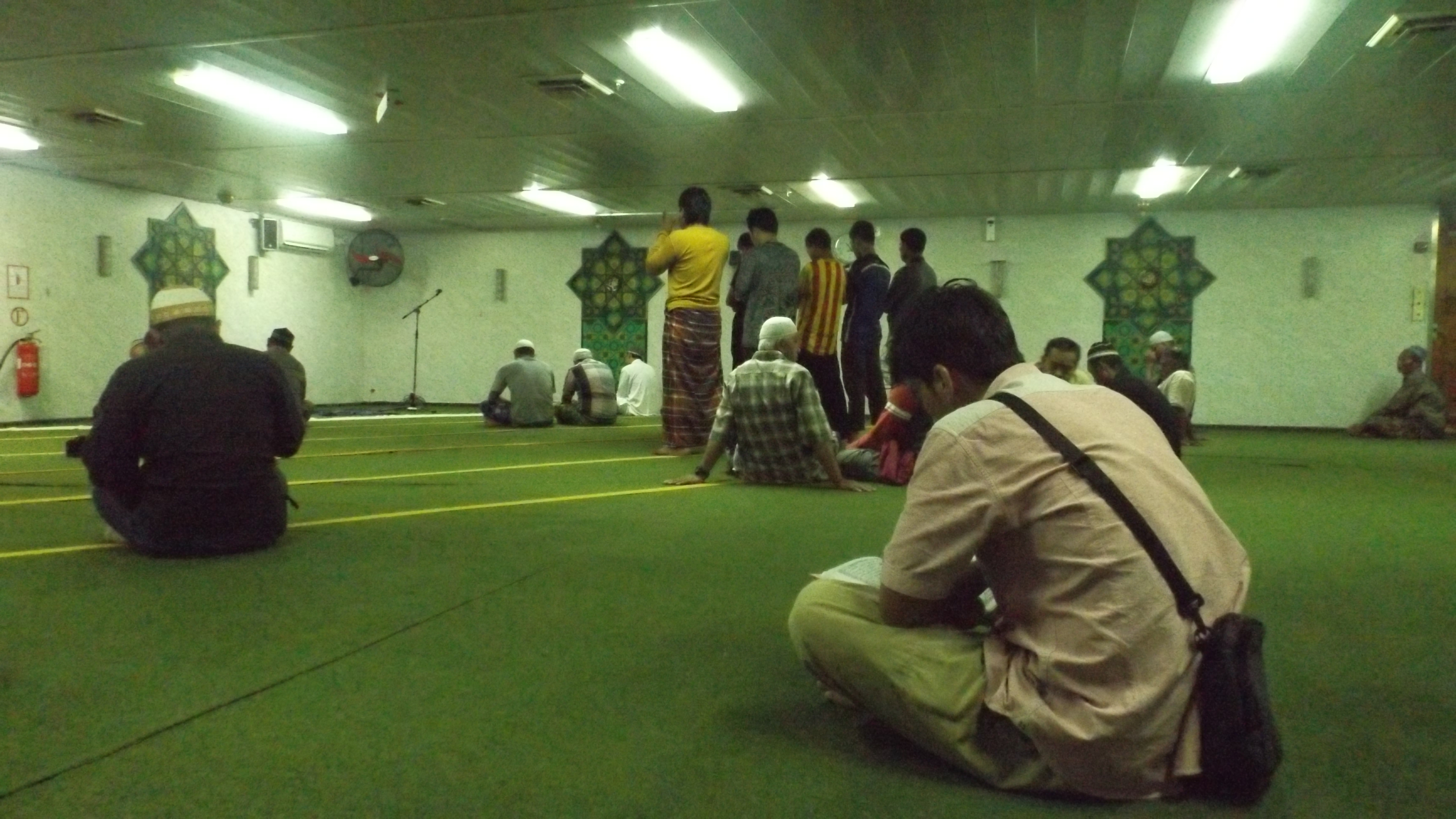 Suasana beribadah di Nurul Iman, masjid di atas kapal laut KM Tidar (foto: nur terbit)