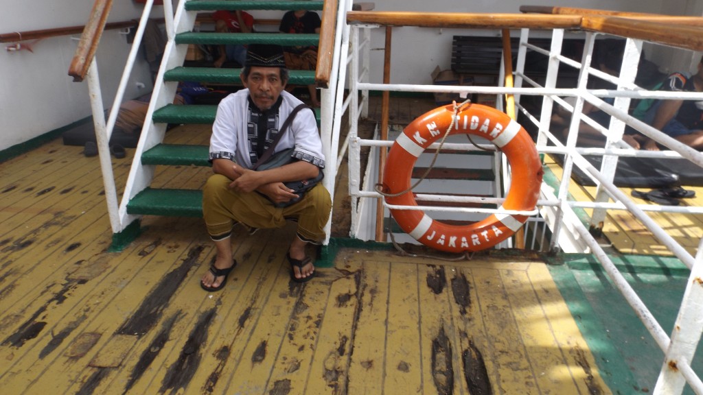 Santai di tangga kapal KM Tidar menuju anjungan usai sholat jamaah (foto dok pribadi)