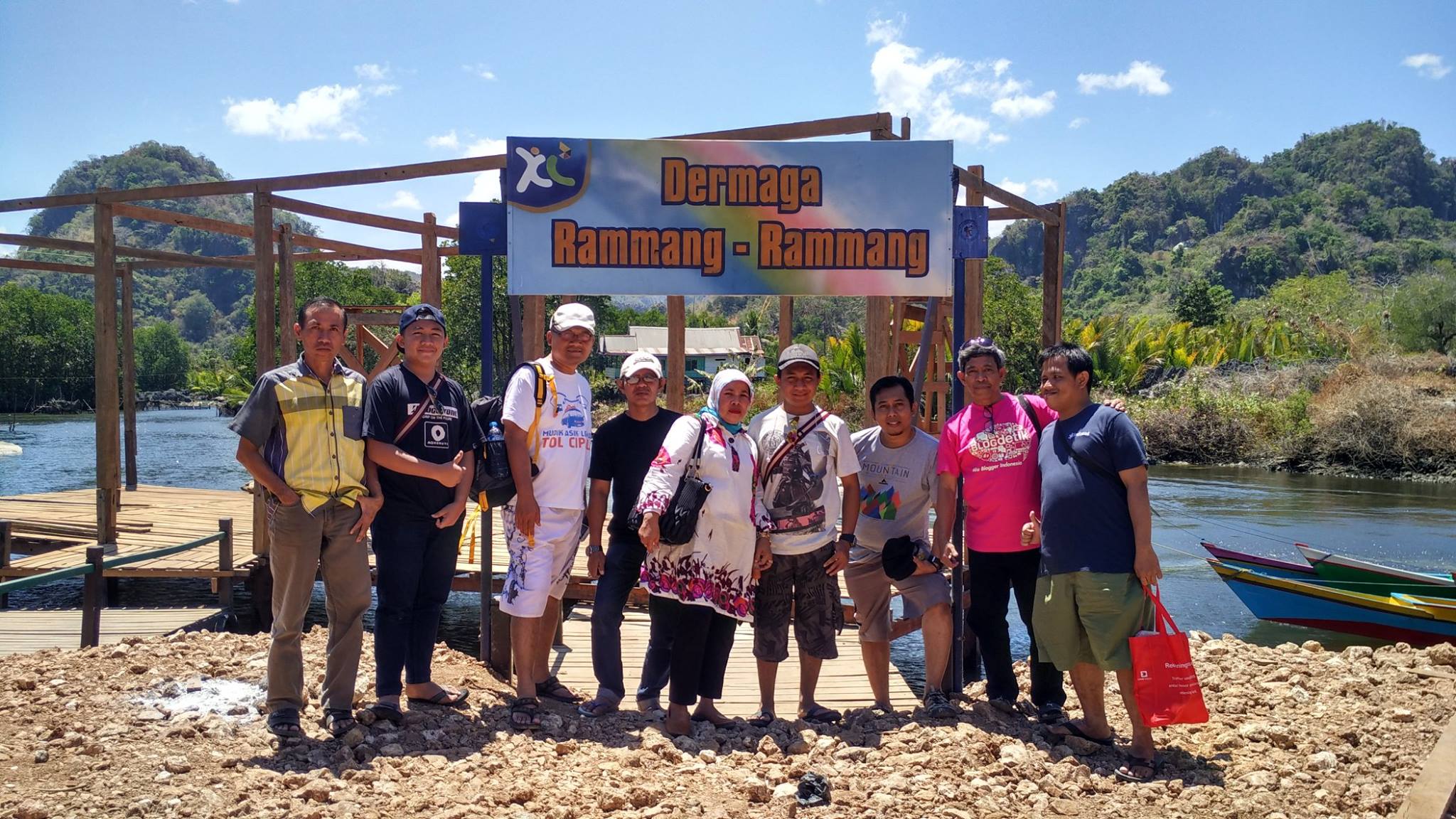 XL menjangkau sampai ke obyek wisata Rammang-rammang, satu dusun di Kabupaten Maros, Sulawesi Selatan yang dibadikan di gerbang masuk obyek wisata yang masih perawan ini (foto: Nur Terbit)