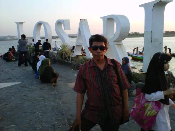 Salah satu sudut di Pantai Losari Kota Makassar (foto: Nur Terbit)
