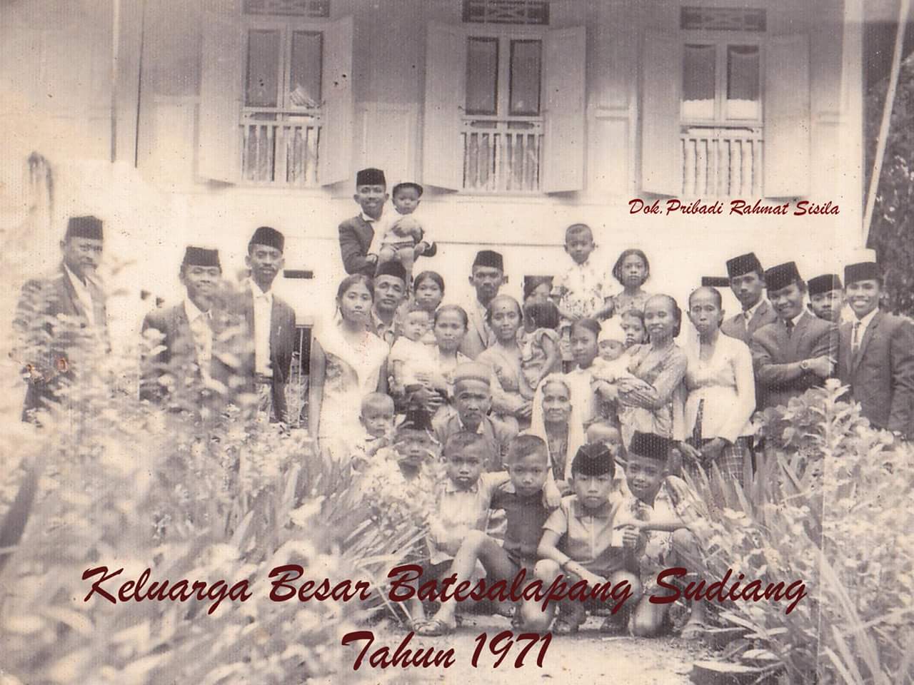 Keluarga besar saya di Makassar berfoto bersama kakek dan nenek yang dikelilingi oleh anak-mantu dan cucu, cicitnya (foto dok pribadi)