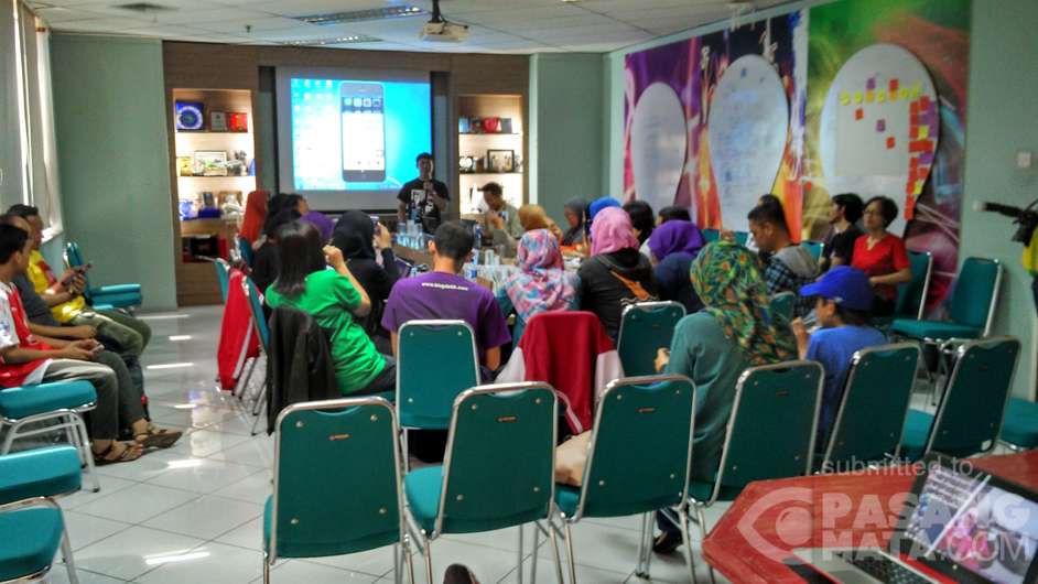 Suasana pelatihan membuat video blogging di acara Sunday Sharing Blogdetik #23 (foto : Nur Terbit)