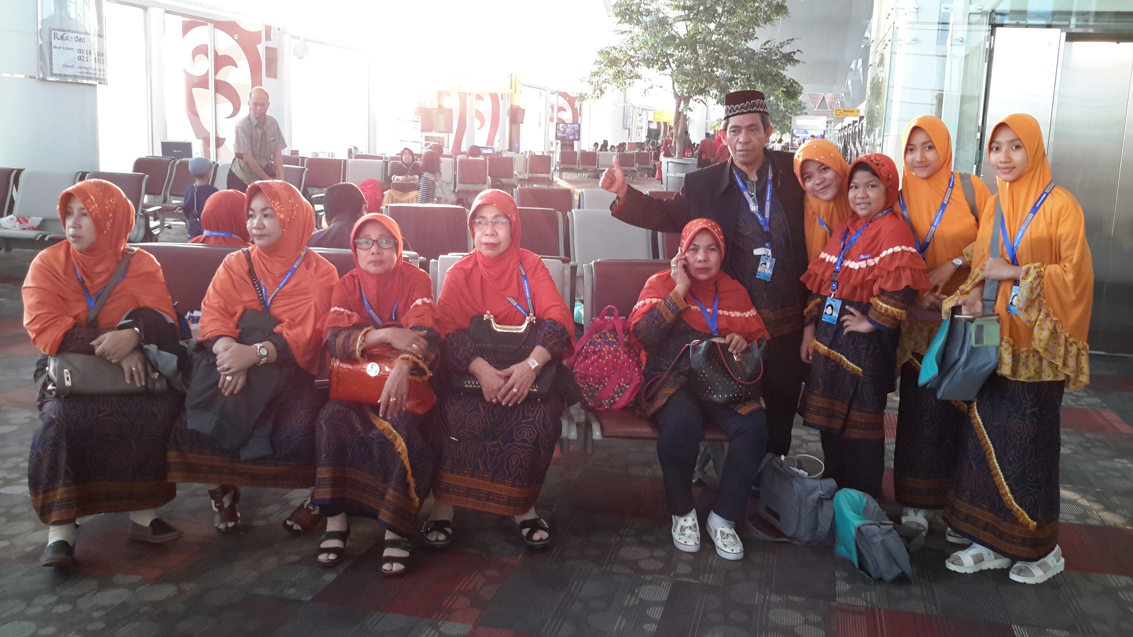 Bersama sebagian anggota keluarga yang berangkat umrah, berpose saat transit di Bandara Kualanamu, Medan (dok Nur Terbit)