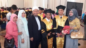 Bersama istri dan anggota keluarga berpose saat selesai wisuda S2 Hukum di gedung Balai Sudirman Jakarta sebelum take off di Bandara Halim Perdana Kusuma untuk terbang ke bandara Sultan Hasanuddin, Makassar (dok Nur Terbit)