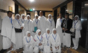 Sebagian dari keluarga besar saya yang ikut dalam rombongan jamaah akhir tahun 2015-2016 saat berada di hotel, sebelum berangkat menuju Mesjid Nabawi, Madinah (foto dok Nur Terbit)