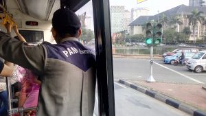 Bus TransJakarta dari halte Monas menuju PRJ Kemayoran Jakarta Pusat (foto : Nur Terbit)