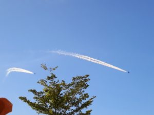 Atraksi pesawat tempur Shukoi di langit Makassar. Terbang dan mendarat di Lanud Hasanuddin Mandai Makassar di Maros (foto dok pribadi)