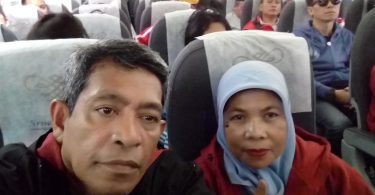 BLOGGER BERPASANGAN, Nur Terbit dan Bunda Sitti Rabiah dalam penerbangan dari Jakarta ke Pangkalpinang (dok pribadi)