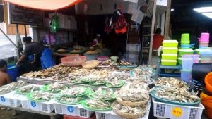 Ikan kering dijual di tepi jalan di Kota Sengkang, Kabupaten Wajo (foto : Nur Terbit)
