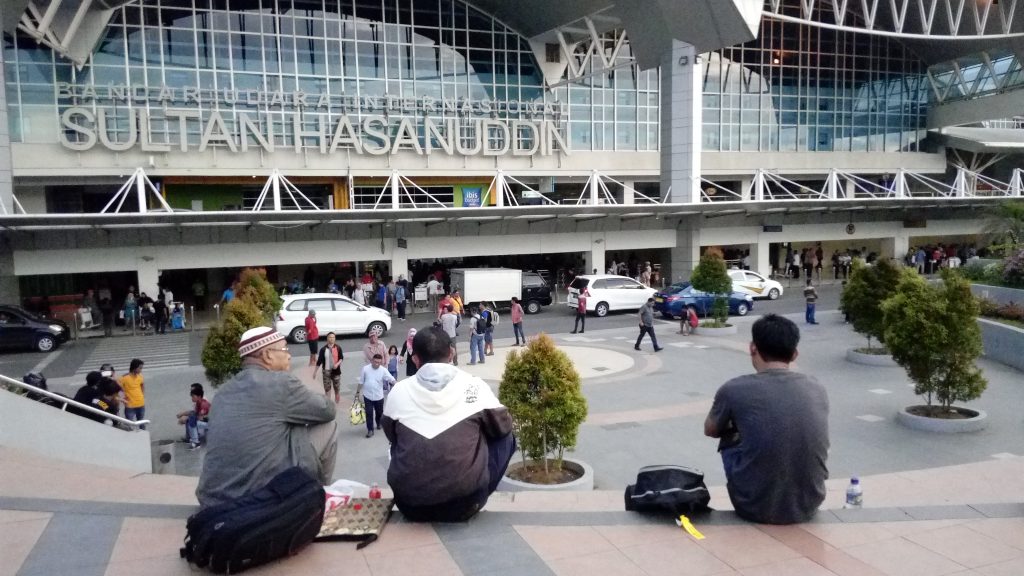Saat menunggu jemputan di bandara, bisa dimanfaatkan untuk menulis draft catatan perjalanan untuk blog (foto: Nur Terbit)