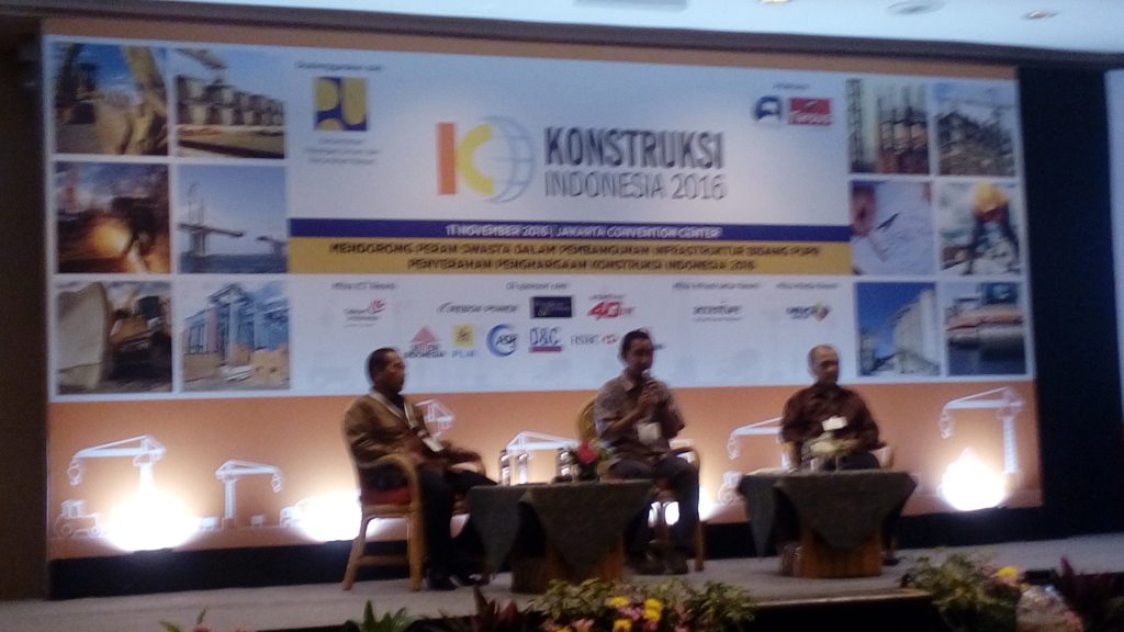 Darda Daraba (kiri) dan Lazuardi Nurdin (kanan) mengapit moderator saat memberikan materi diskusi di JCC Senayan, Jakarta (foto : Nur Terbit)