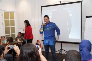 Mas Reza, GM Morrissey Hotel sedang menjelaskan fasilitas dan agenda hotel (foto Nur Terbit)