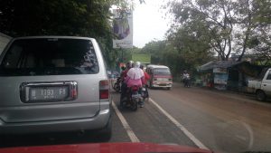 MENYETIR DI JAKARTA (foto Nur Terbit)