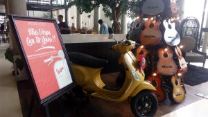 Skuter Vespa yang ada di lobby hotel sebagai pemanis ruangan (foto Nur Terbit)
