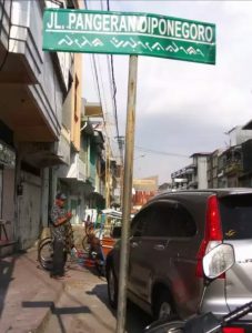 PANGERAN DIPONEGORO diabadikan untuk nama jalan di Kota Makassar, sekaligus lokasi makam berada (foto : Nur Terbit)