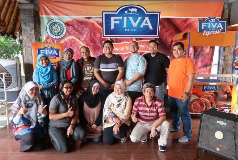 Komunitas #KelasBlogger bergambar bersama GM Fiva Food, Yosy Revlio (foto : Salman)