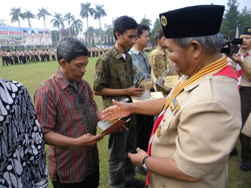 Ketua Kwarnas Pramuka sedang menyerahkan hadiah kepada Nur Aliem Halvaima sebabai pemenang lomba karya tulis (foto dok pribadi)