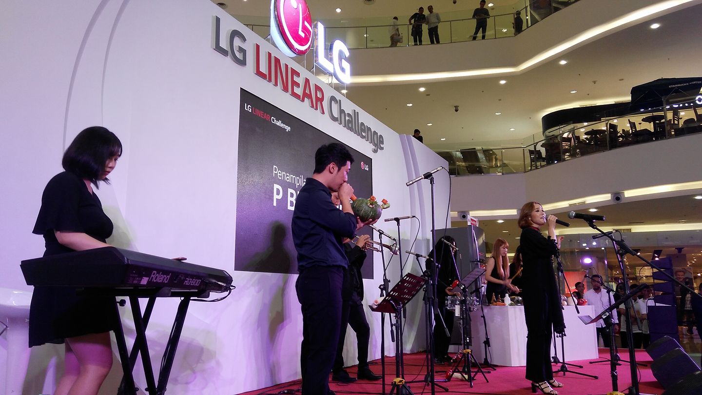Penampilan kelompok musik asal Korea (P. Brosound) di atas panggung saat acara launching kulkas LG di Atrium Senayan City Mal, Jakarta, Jumat 21 Juli 2017 (foto Nur Terbit)
