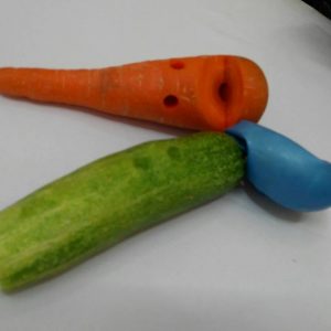 Wortel, Mentimun dua dari jenis sayuran yang digunakan sebagai alat musik tiup di acara launching kulkas LG di Atrium Senayan City Mal, Jakarta, Jumat 21 Juli 2017 (foto Nur Terbit)