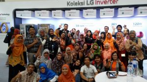 Anggota komunitas blogger foto bersama usai acara launching kulkas LG di Atrium Senayan City Mal, Jakarta, Jumat 21 Juli 2017 (foto Nur Terbit)