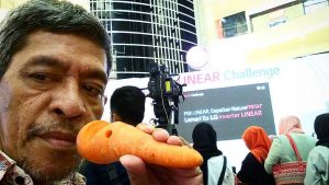 Saya juga ikut mencoba peralatan musik dari sayuran usai acara launching kulkas LG di Atrium Senayan City Mal, Jakarta, Jumat 21 Juli 2017 (foto Nur Terbit)