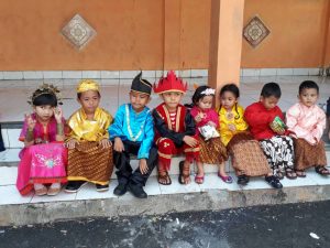 Murid TK PAUD dalam pakaian adat mengikuti karnaval memperingati Hari Kartini (foto Nur Terbit)