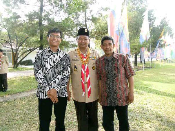Ketua Kwartir Nasional Gerakan Pramuka (Kwarnas) Prof. DR. Dr. H. Azrul Azwar, MPH bersama para juara lomba menulis tema Pramuka (foto dok Nur Terbit)