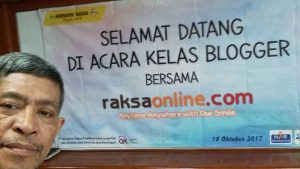Menyambut komunitas blogger di acara Kelas Blogger Bersama RaksaOnline.com (foto Nur Terbit)