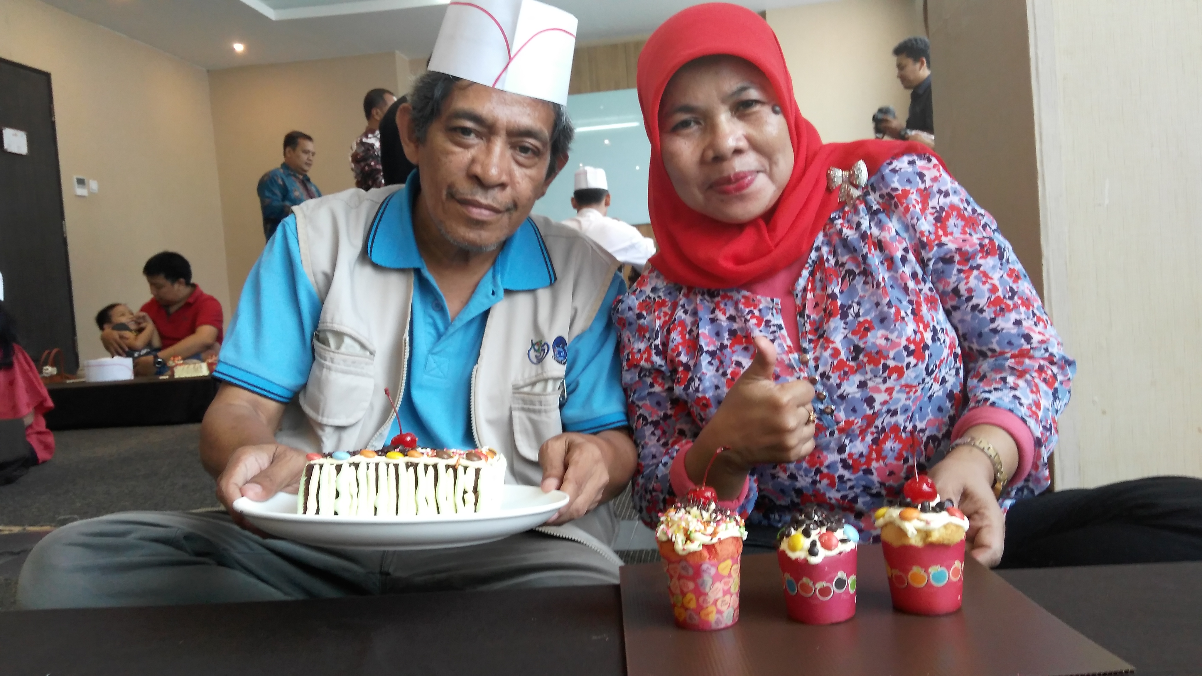 Heboh, Papa Blogger Menghias Kue di Grand Tjokro Hotel