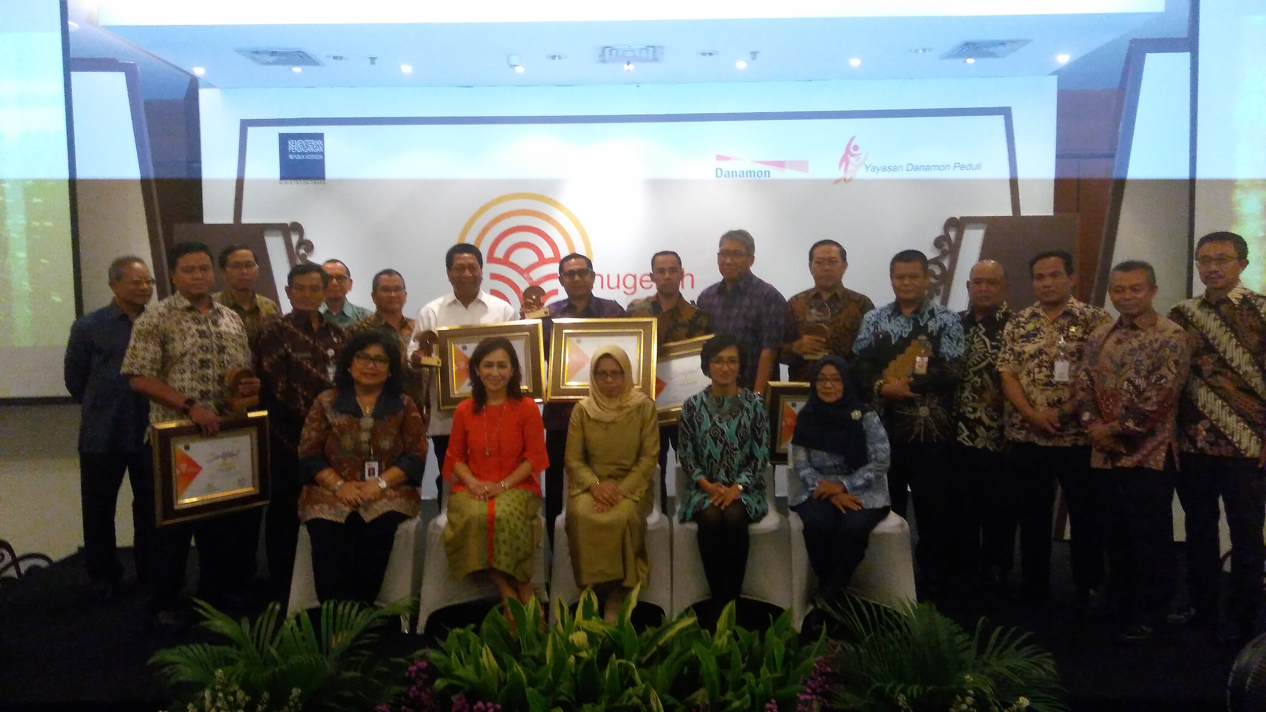 Para pengelolan pasar saat menerima Anugerah Pancawarna bagi pasar rakyat di Kementerian Perdagangan Jakarta (foto dok pribadi Nur Terbit)
