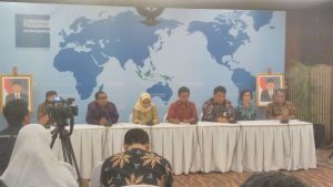 Berbagi pengalaman di depan wartawan dan blogger cara pengelolan pasar yang menerima Anugerah Pancawarna bagi pasar rakyat di Kementerian Perdagangan Jakarta (foto dok pribadi Nur Terbit)