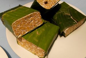 Tempe juga termasuk bahan makanan sehat (foto Nur Terbit)