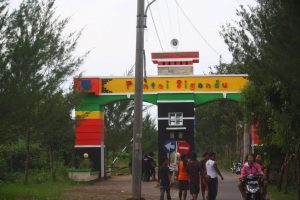 Pintu gerbang menuju Pantai Sigandu (foto Ist)