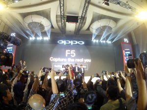 Suasana launching OPPO F5 menggunakan Brica B-PRO5 Alpha Edition (foto: Nur Terbit)