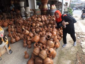 Deretan keramik yang dipajang di sebuah toko di tepi jalan Plered, Purwakarta (foto Nur Terbit)