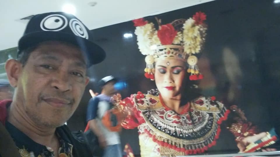 Berpose sejenak dengan penari Bali, saat tiba di Bandara I Gusti Ngurah Rai, Denpasar, Bali (foto dok Nur Terbit) 