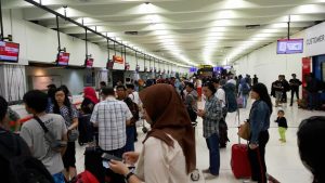 Antre cek in di Bandara Soekarno Hatta Jakarta (foto Nur Terbit)
