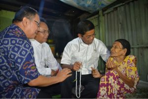 Nenek Becce dari Kabupaten Pinrang, Sulawesi Selatan saat dikunjungi Menteri Sosial Idrus Marham (foto : Humas Kemensos)