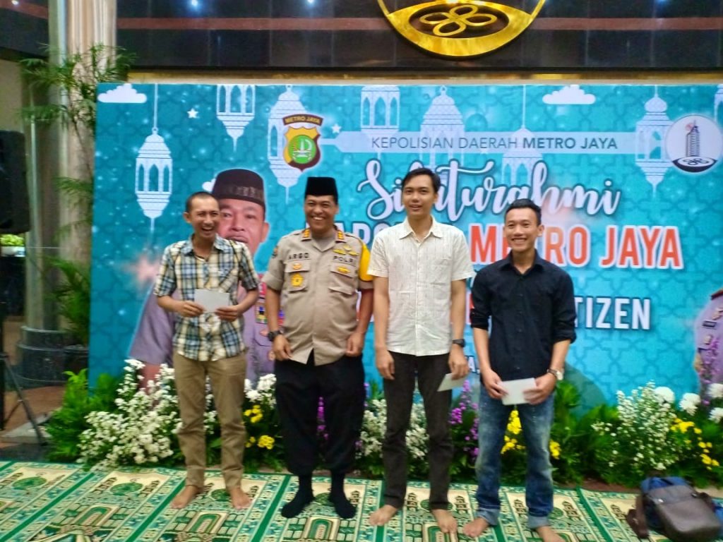 Juara lomba Twitter (live twit) di acara buka bersama Kapolda bergambar bersama Kabid Humas Polda Metro Jaya, Kombes Pol Argo Yuwono (foto Hermini)