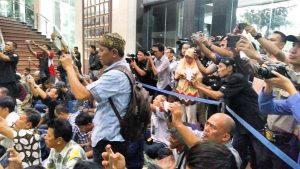 Wartawan, Blogger dan Netizen berbaur jadi satu (foto Nur Terbit)