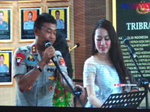 Kapolda Metro Jaya Irjen Pol Idham Azis menyumbang suara emasnya pada cara peluncuran portal berita PMJNews (foto Nur Terbit)